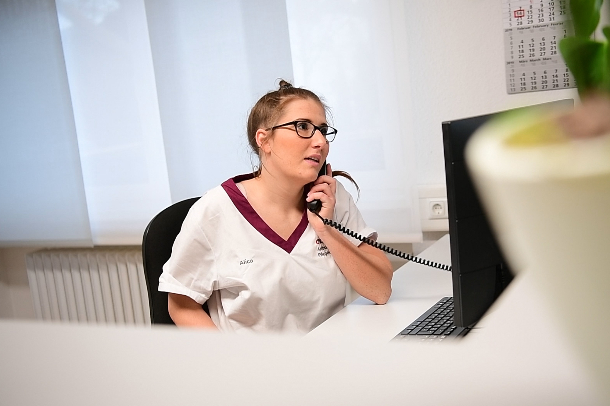 Mitarbeiterin der akuras GmbH telefoniert im Büro